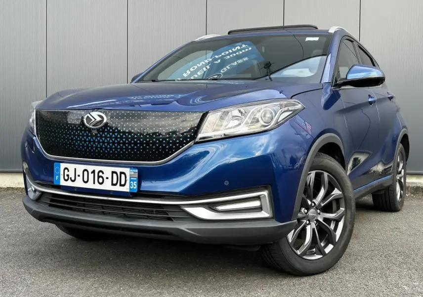 Vue 3/4 avant d'un SUV électrique SERES 3 Luxury bleu avec calandre noire à motifs et jantes aluminium.