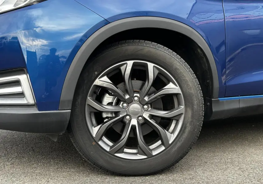 Gros plan sur la roue avant gauche en alliage du SUV électrique SERES 3 bleu, soulignant sa finition élégante.