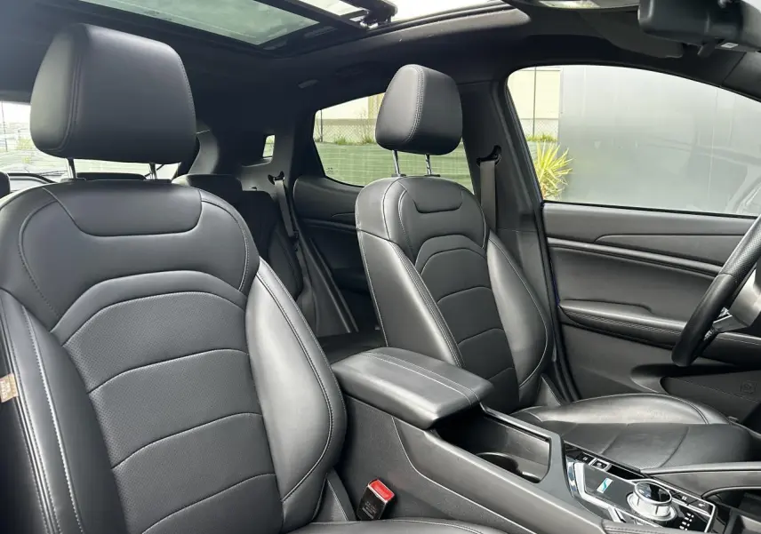 Vue intérieure du SERES 3 163 Luxury montrant les sièges cuir noirs et le toit panoramique lumineux.