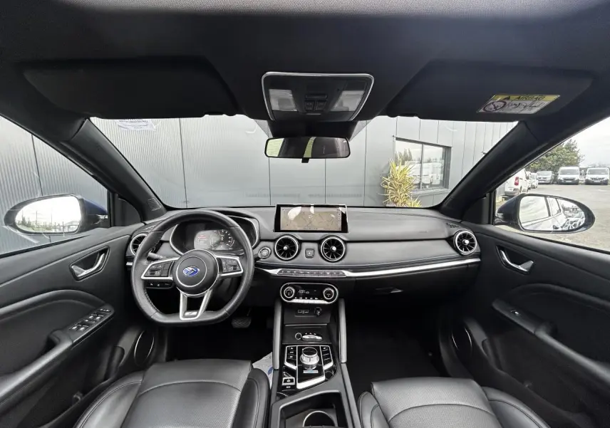 Vue intérieure avant du SERES 3 163 Luxury 2022 avec tableau de bord noir et volant multifonction.
