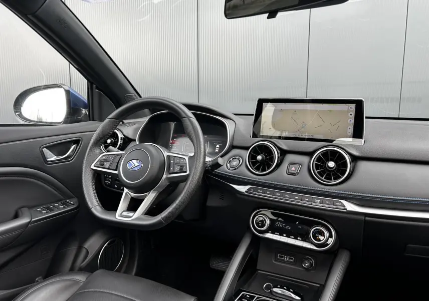 Vue intérieure côté conducteur du tableau de bord du SERES 3 bleu avec écran tactile et volant multifonction.