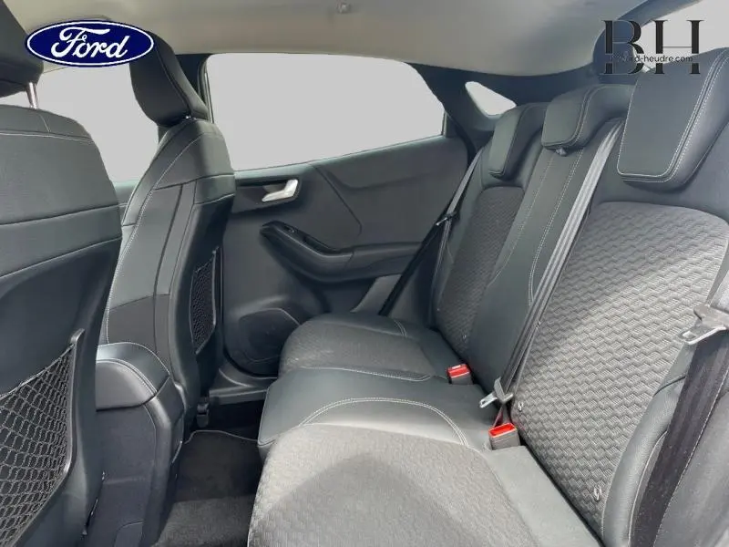 Vue intérieure côté droit des sièges arrière noirs en tissu et cuir du Ford Puma Titanium X 2022.