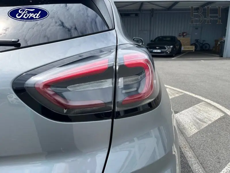Gros plan sur le feu arrière droit d'un Ford Puma 2022 gris Solar métallisé, soulignant son design LED distinctif.