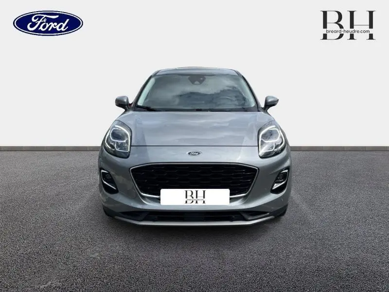 Vue frontale d'une Ford Puma gris Solar métallisé avec calandre noire et phares LED distinctifs.