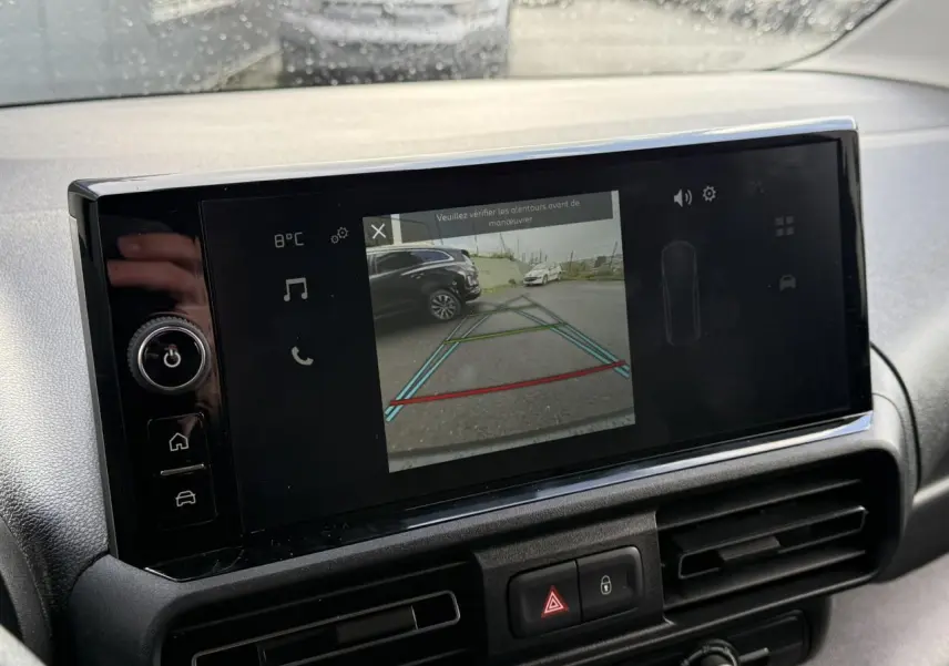 Écran tactile 10 pouces du Citroën Berlingo 2025 affichant la caméra de recul en intérieur noir.