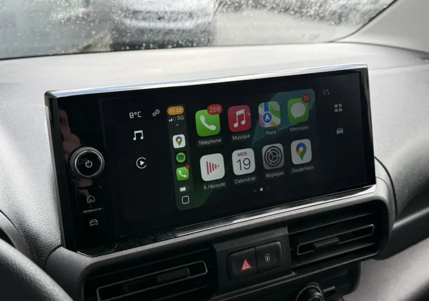 Écran tactile 10 pouces du tableau de bord du Citroën Berlingo Van 2025, affichant Apple CarPlay.