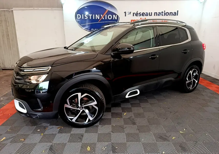 Profil droit du SUV Citroën C5 Aircross noir avec jantes alliage et détails blancs sur pare-chocs et bas de caisse.
