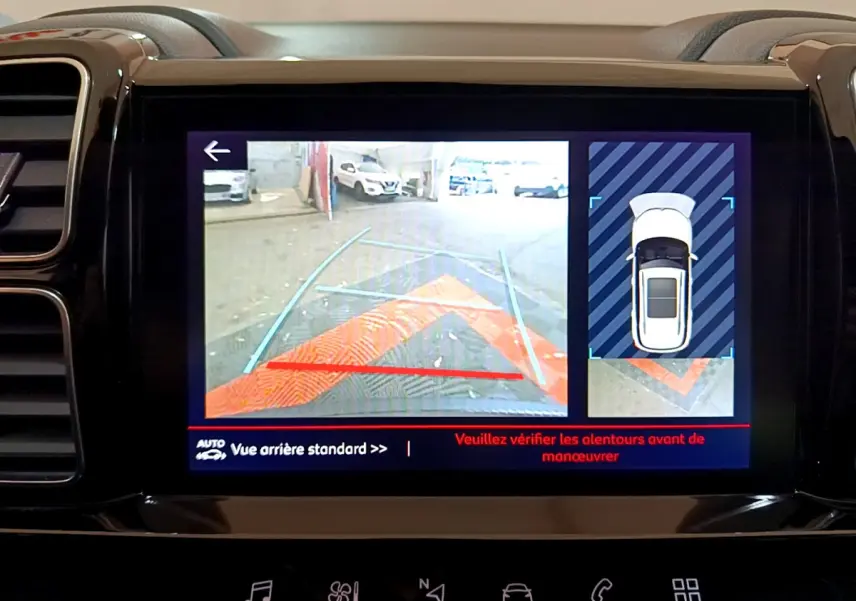 Écran tactile intérieur du Citroën C5 Aircross noir 2020 montrant la caméra de recul et l'aide au stationnement.