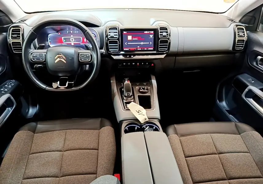 Intérieur du Citroën C5 Aircross 2020, vue avant du tableau de bord avec écran tactile et volant cuir noir.
