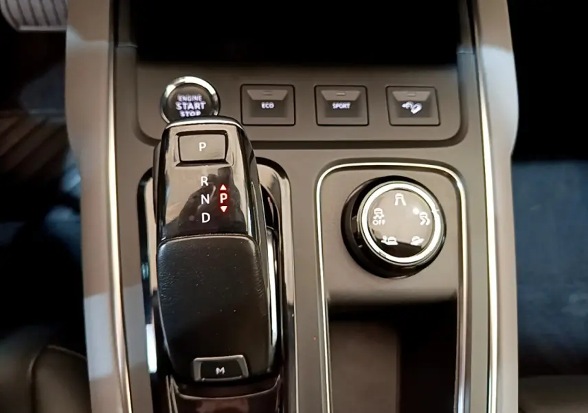 Gros plan sur la console centrale noire du Citroën C5 Aircross 2020 avec levier de boîte auto et boutons de mode de conduite.