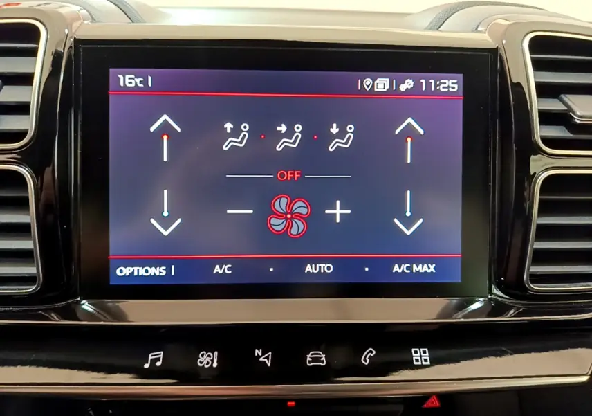 Écran tactile central du tableau de bord du Citroën C5 Aircross noir, affichant les commandes de climatisation éteinte.