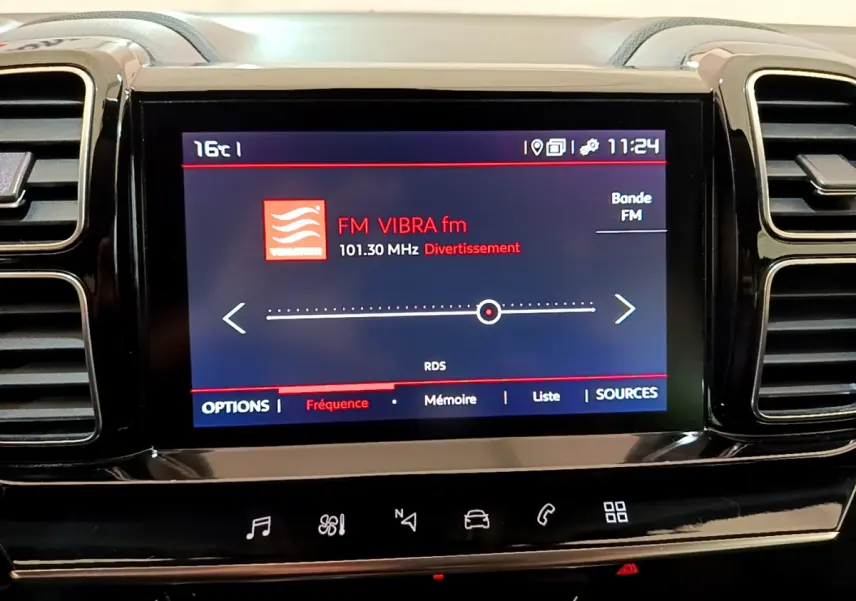Écran tactile central affichant la radio FM dans l'habitacle du Citroën C5 Aircross noir, vue frontale rapprochée.