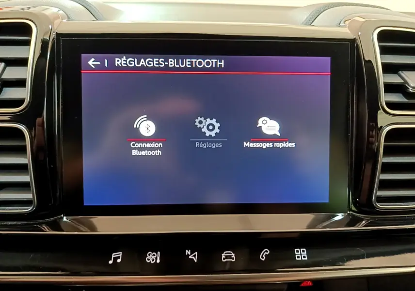Écran tactile central du tableau de bord du Citroën C5 Aircross noir, affichant les réglages Bluetooth.