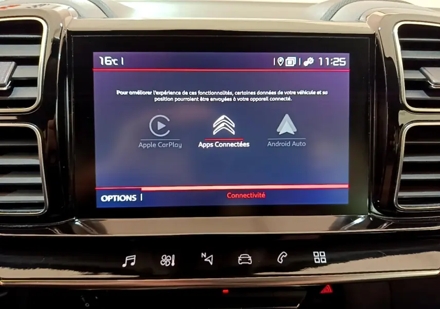 Écran tactile central du tableau de bord du Citroën C5 Aircross noir, affichant les options Apple CarPlay et Android Auto.