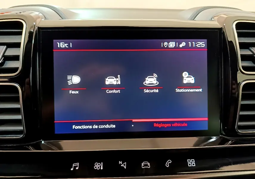 Écran tactile central du tableau de bord du Citroën C5 Aircross noir, affichant les réglages de conduite et sécurité.