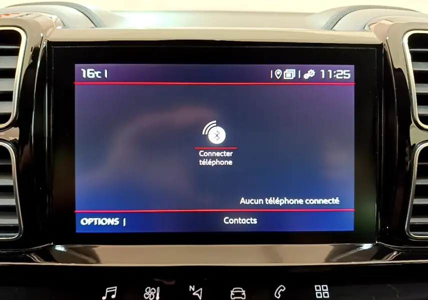 Écran tactile central affichant la connexion Bluetooth dans l'habitacle du Citroën C5 Aircross noir.