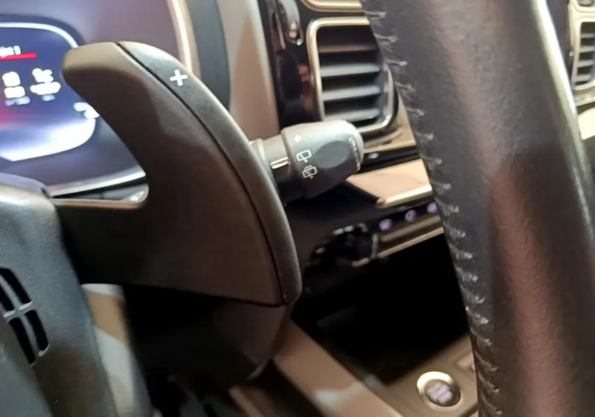 Gros plan sur la palette de changement de vitesse à droite du volant cuir noir du Citroën C5 Aircross 2020.