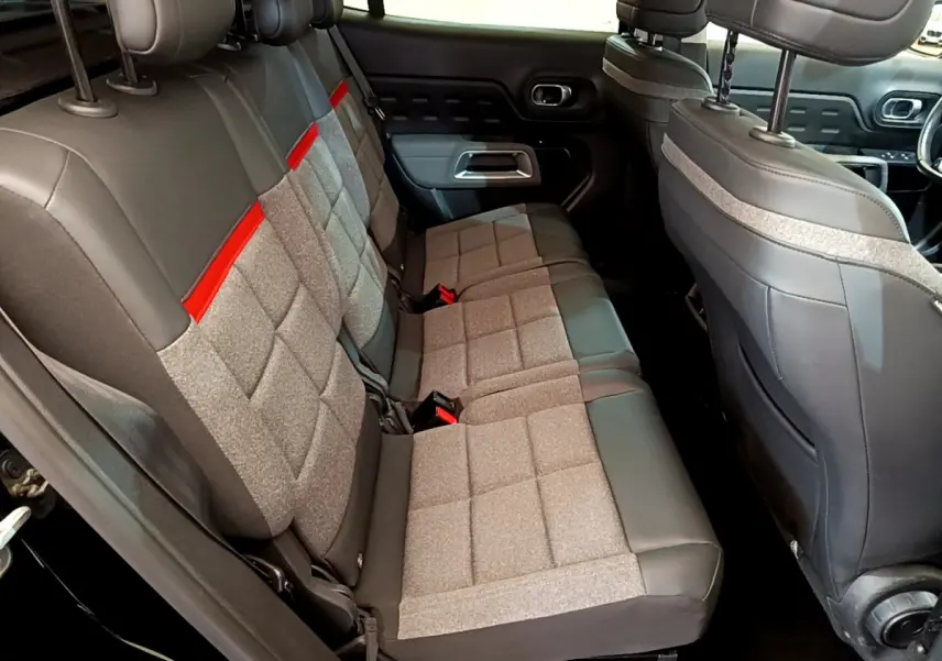 Vue intérieure côté droit des sièges arrière gris et noir avec bande rouge du Citroën C5 Aircross noir 2020.