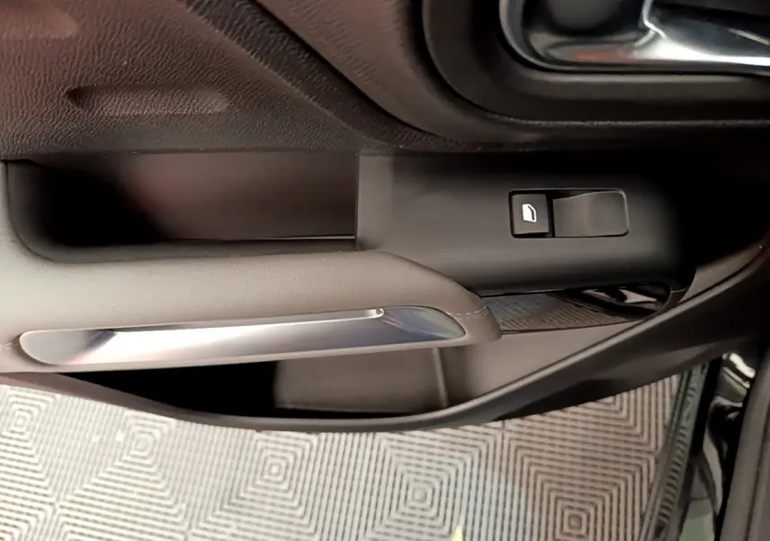 Poignée de porte intérieure côté gauche noire avec bouton de commande de vitre sur Citroën C5 Aircross 2020.