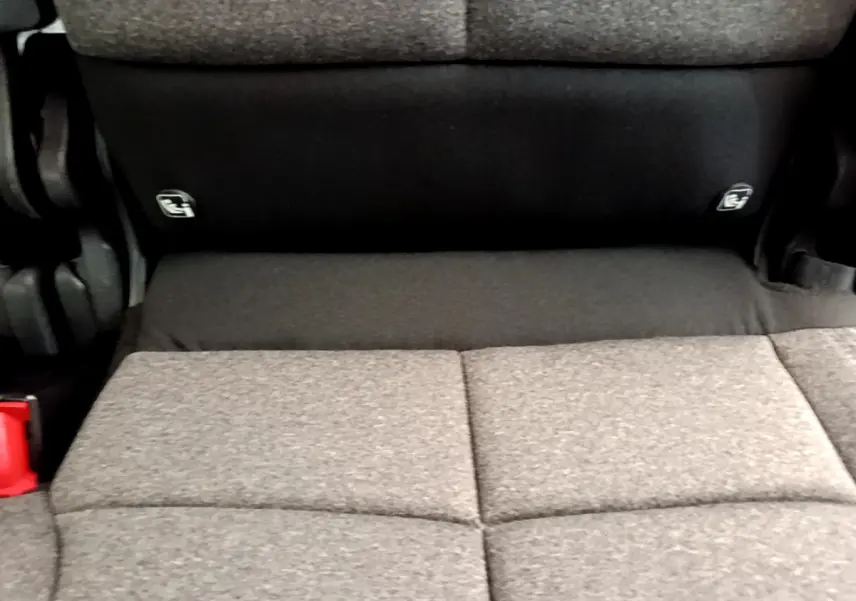 Gros plan sur la banquette arrière grise du Citroën C5 Aircross 2020 avec fixation Isofix visible.