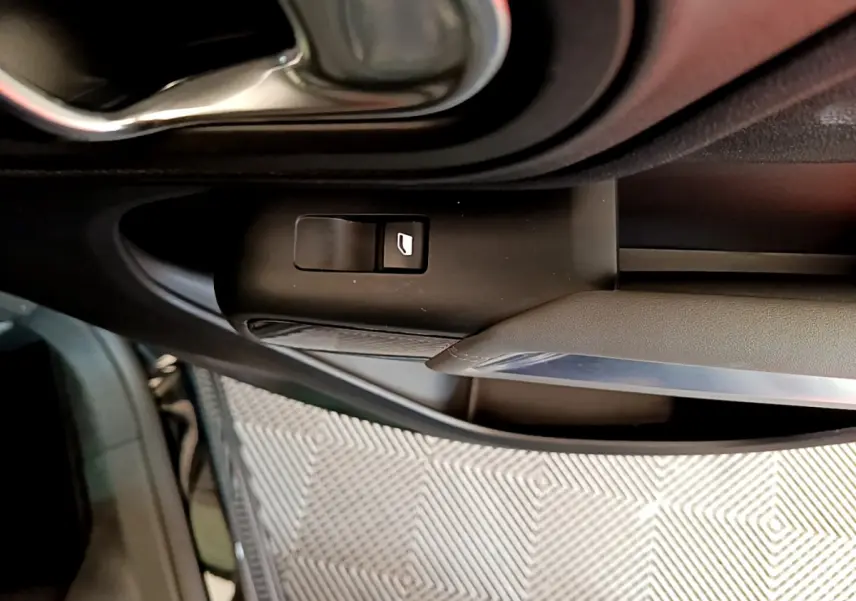 Détail de la commande de lève-vitre côté gauche sur la porte intérieure noire du Citroën C5 Aircross 2020.