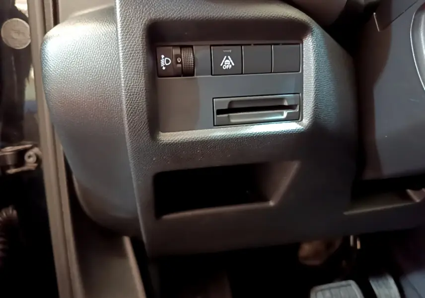 Détail du tableau de bord côté gauche du Citroën C5 Aircross noir 2020 avec commandes d'éclairage et assistance active.