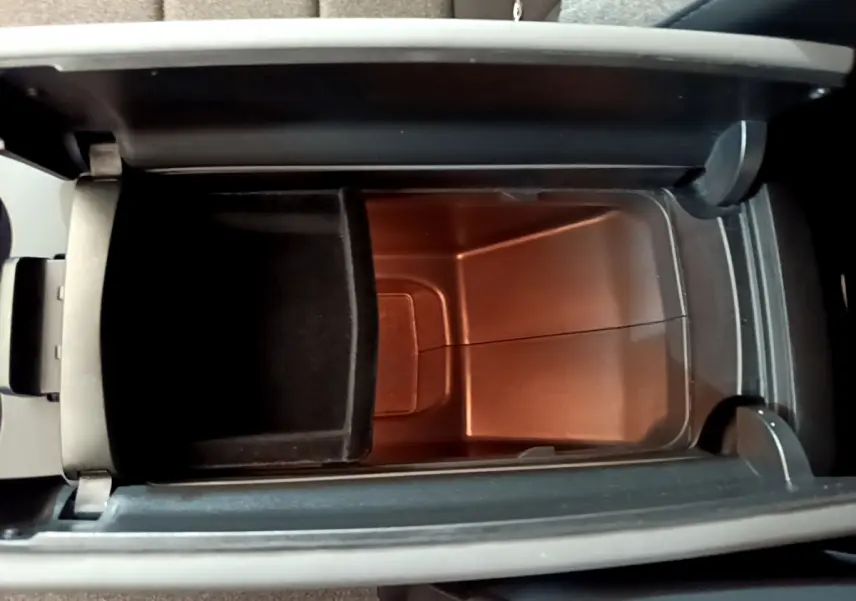 Vue en plongée sur le rangement central intérieur du Citroën C5 Aircross 2020, finition Feel, avec compartiment ouvert.