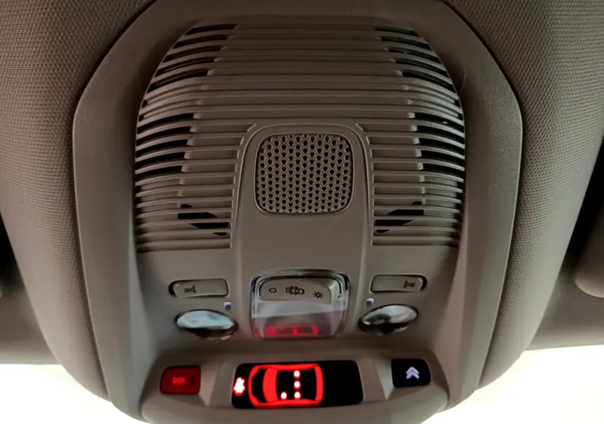 Vue rapprochée du plafonnier gris avec commandes d’éclairage et affichage d’alerte du Citroën C5 Aircross 2020.