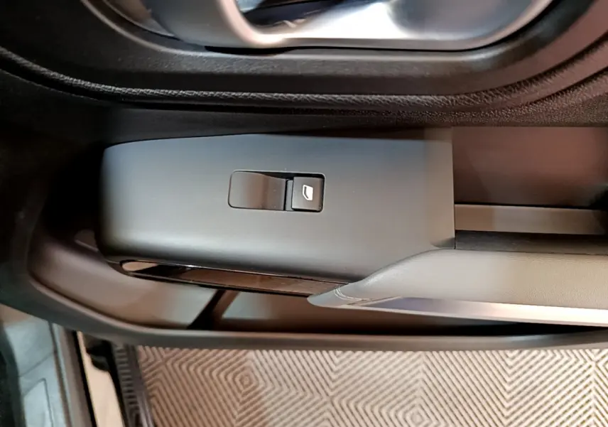 Gros plan sur la commande de lève-vitre côté gauche dans l'habitacle noir du Citroën C5 Aircross 2020.