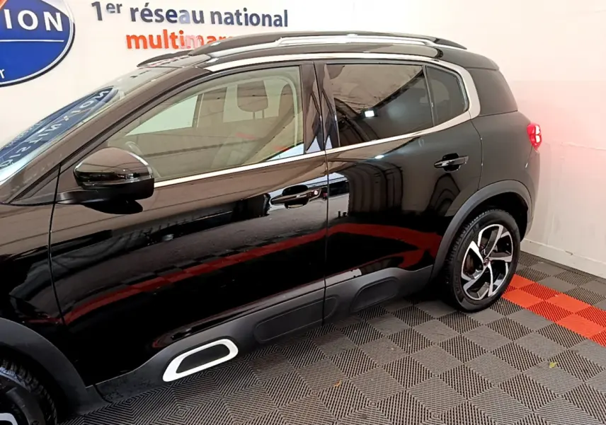 Profil côté gauche du Citroën C5 Aircross noir 2020 avec jantes alliage et protections latérales distinctives.