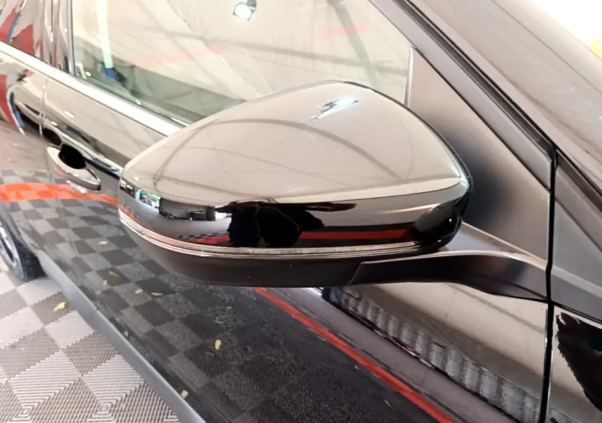 Rétroviseur côté gauche noir brillant du Citroën C5 Aircross 2020 avec clignotant intégré, vue rapprochée.