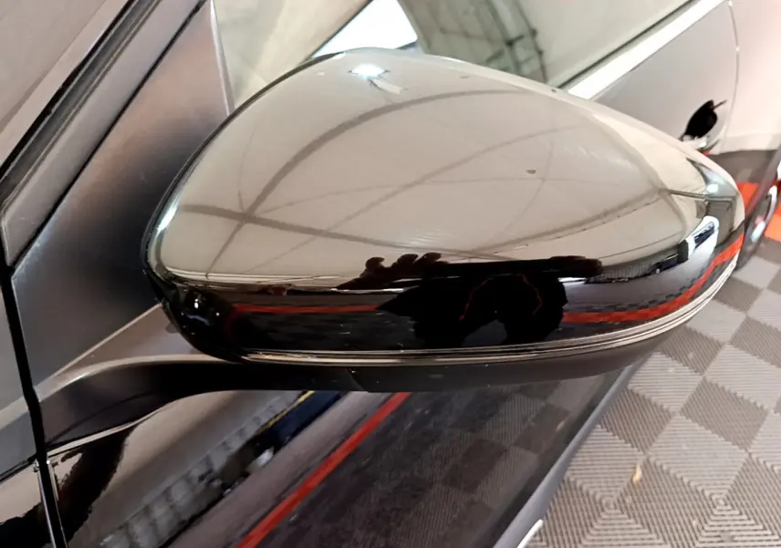 Rétroviseur côté gauche noir brillant du Citroën C5 Aircross 2020, reflet de l'environnement intérieur visible.