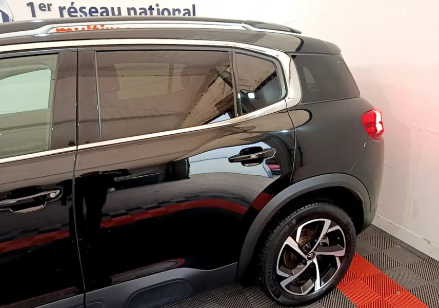 Vue côté droit arrière du Citroën C5 Aircross noir 2020 avec jante alliage et feux arrière LED visibles.