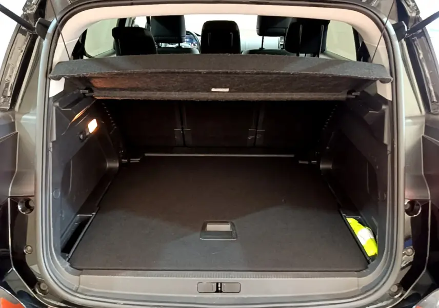 Coffre ouvert noir du Citroën C5 Aircross 2020, vue arrière montrant l'espace de chargement et la tablette cache-bagages.