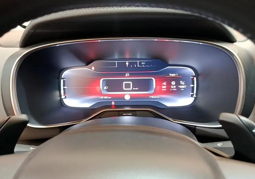 Vue rapprochée du tableau de bord numérique du Citroën C5 Aircross noir, affichant la vitesse à 0 km/h et diverses informations.