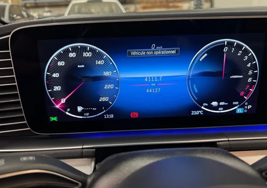 Tableau de bord numérique de Mercedes GLE 400 E Hybrid AMG Line 2023 affichant vitesse, compte-tours et message véhicule non opérationnel.