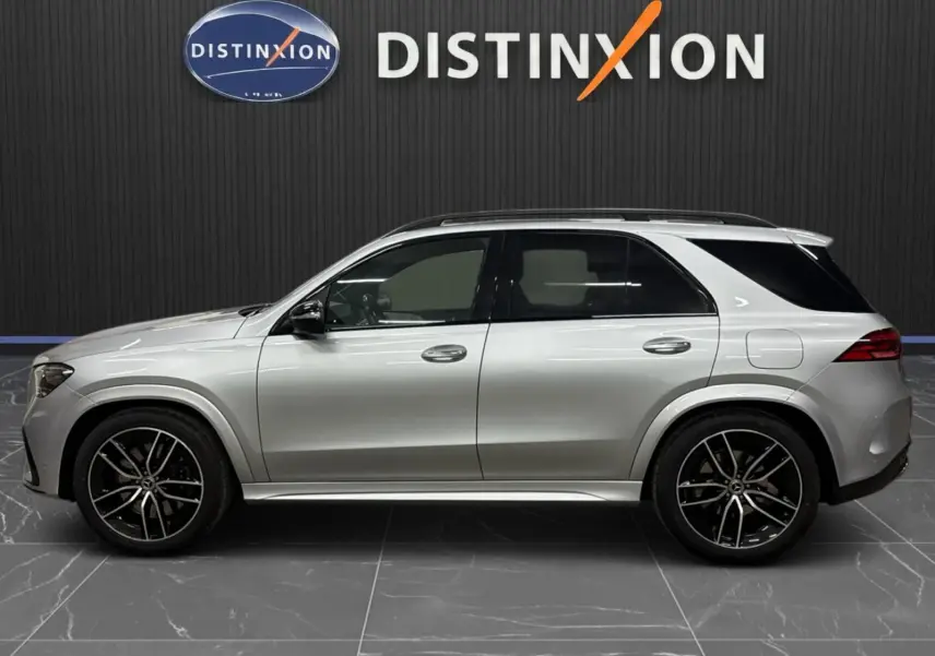Mercedes GLE 400 E Hybrid AMG Line 2023 argent métallisé, vue profil gauche avec jantes noires et toit panoramique.
