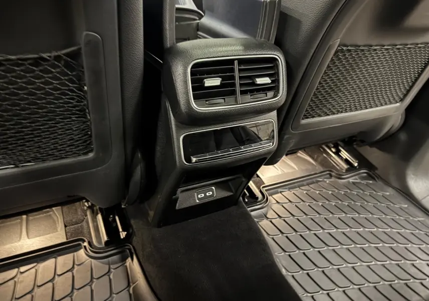 Vue intérieure arrière du Mercedes GLE 400 E Hybrid AMG Line 2023, montrant les aérateurs et ports USB noirs entre les sièges.