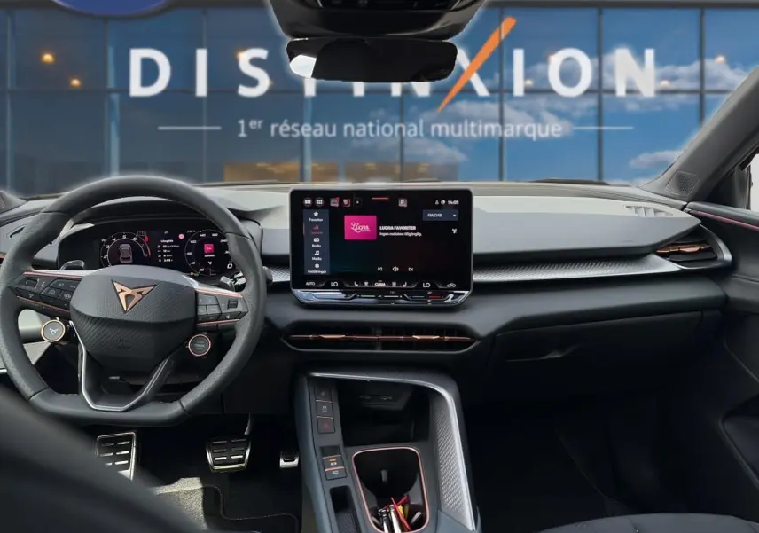 Vue intérieure avant du CUPRA TERRAMAR 2026, tableau de bord noir avec écran tactile central et volant sport cuir.