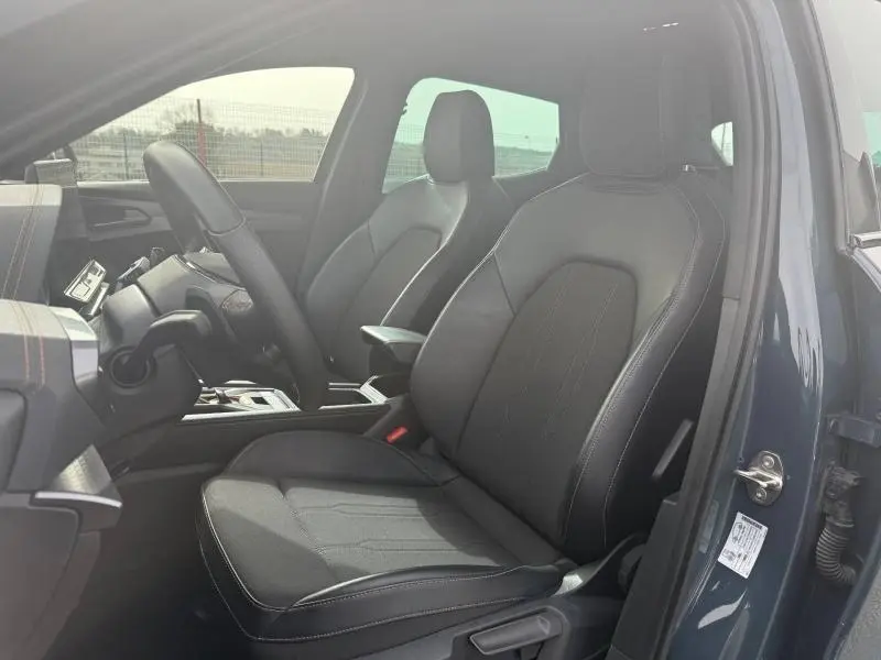 Vue intérieure côté conducteur de la CUPRA Formentor bleu, sièges sport en textile et TEP noir avec surpiqûres contrastées.