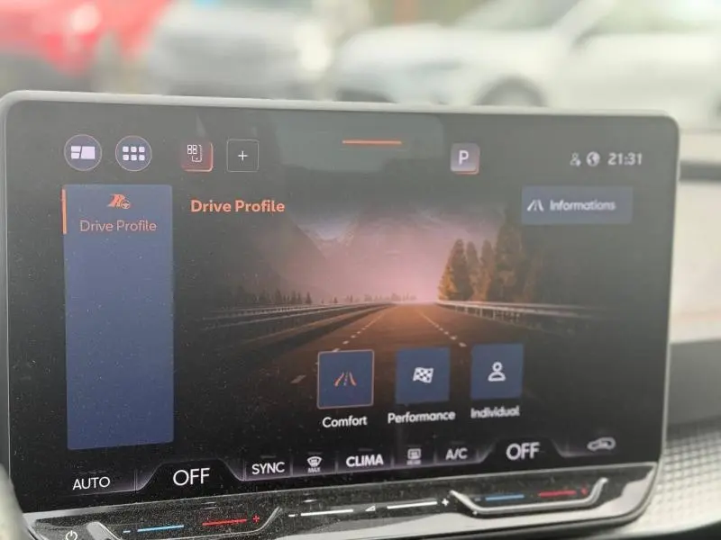 Écran tactile intérieur montrant le menu Drive Profile avec options Confort, Performance et Individuel, interface moderne.