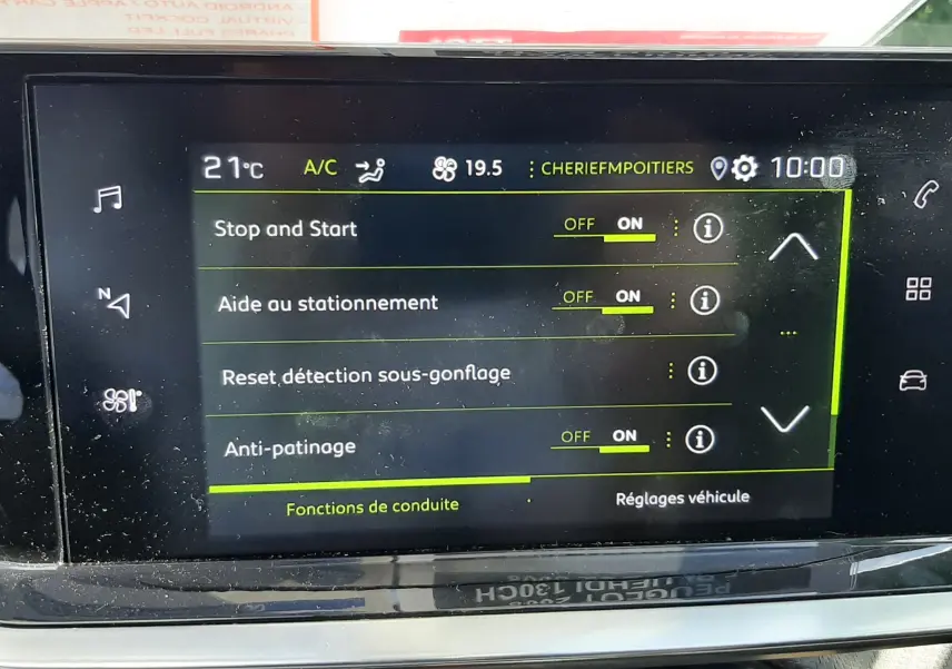 Écran tactile central du Peugeot 2008 2023 gris platinium montrant les réglages d'aide à la conduite et climatisation