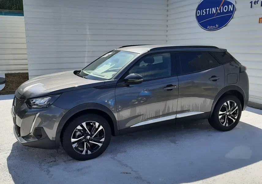Peugeot 2008 gris platinium vue 3/4 avant côté gauche, avec jantes alliage noires et toit noir contrasté.