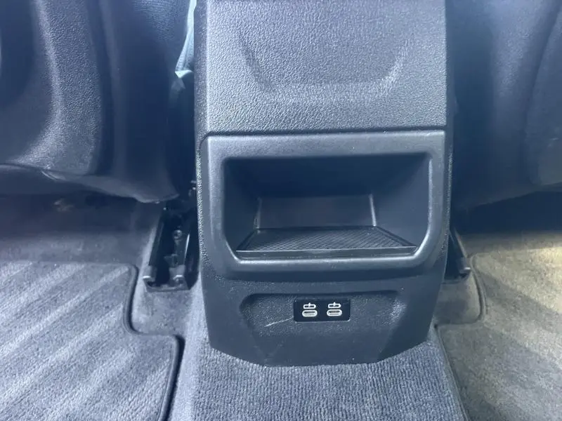 Prise USB double en bas de la console centrale arrière d'une BMW Série 1 noire 116dA Lounge 2020.