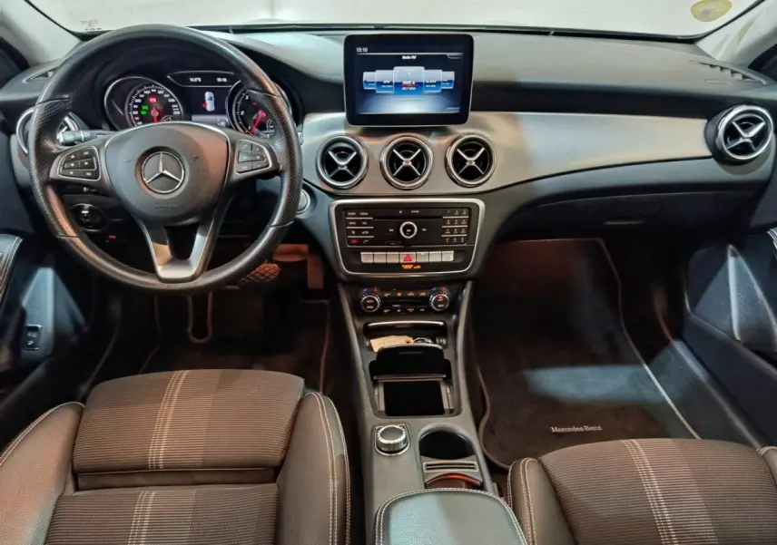 Intérieur Mercedes GLA 200 d 2018 vu de face, tableau de bord noir avec écran central et volant cuir multifonctions.