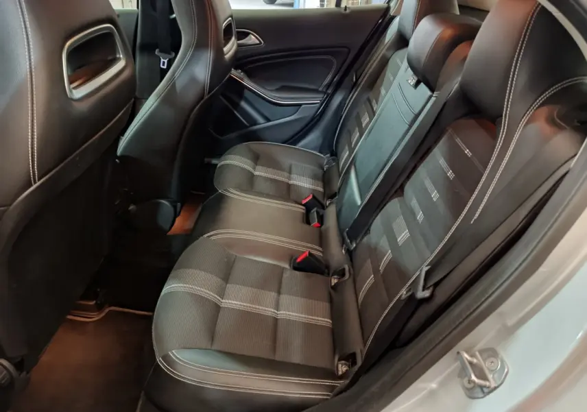 Vue côté droit des sièges arrière en tissu et cuir noir du Mercedes GLA 200 d Business Executive 2018.