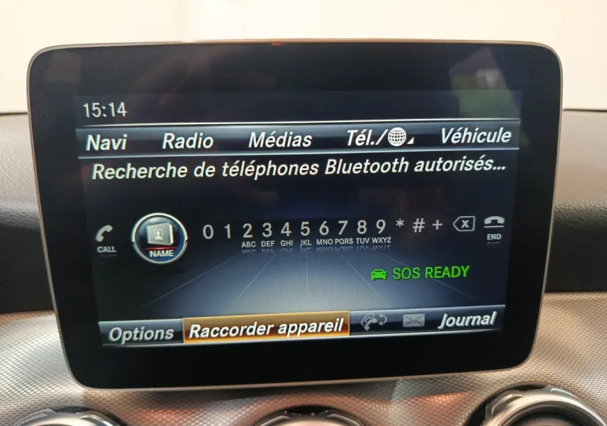 Écran multimédia central affichant la recherche Bluetooth dans l’habitacle du Mercedes GLA 200 d gris clair de 2018.