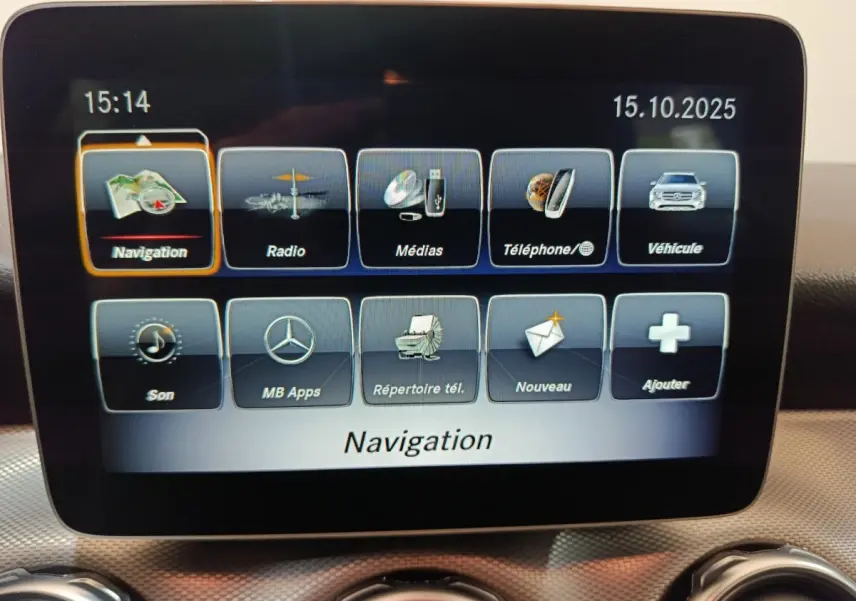 Écran central tactile du tableau de bord du Mercedes GLA 200 d Business Executive 2018 affichant le menu navigation.