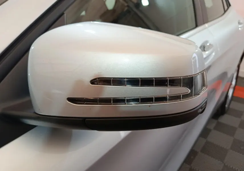 Rétroviseur côté gauche gris clair avec clignotant intégré sur Mercedes GLA 200 d Business Executive 2018