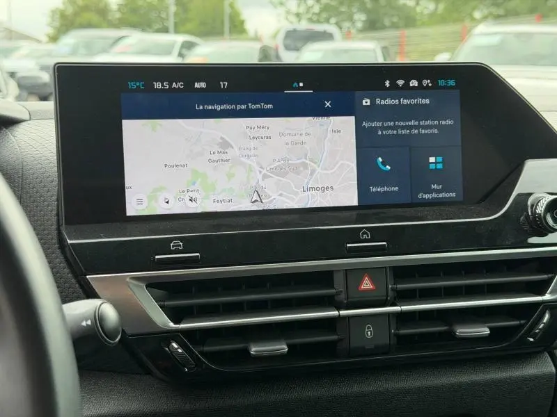Vue rapprochée de l’écran tactile central du tableau de bord du Citroën C4 X 2024 avec navigation TomTom affichée.